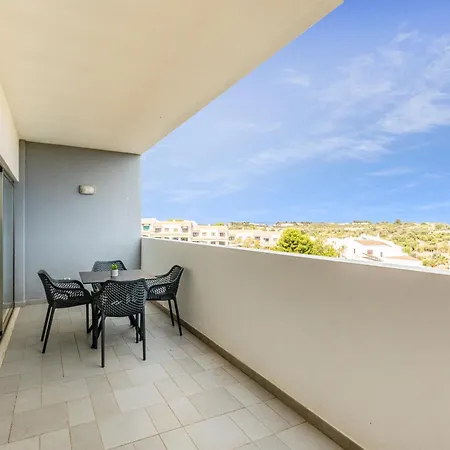 מלון דירות Pelican 4*